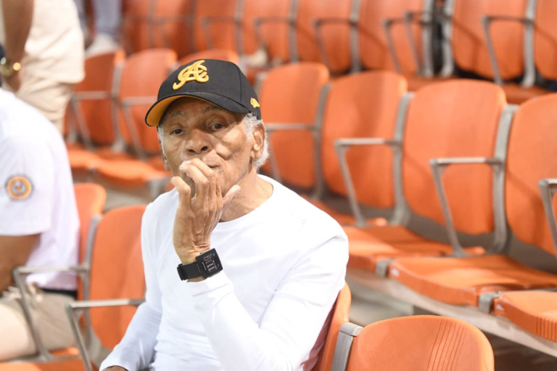 Un fanático de las Águilas contempla desilusionado al equipo de los Toros celebrar.