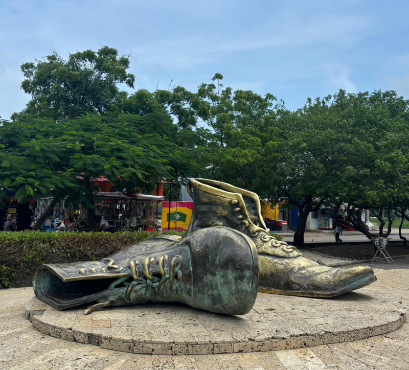 Conjunto escultórico Botas Viejas