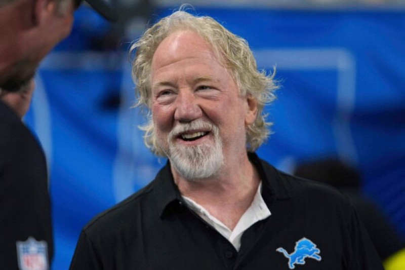 El actor Timothy Busfield sonríe antes de un partido de fútbol americano de la NFL en Detroit, el 14 de septiembre de 2025.