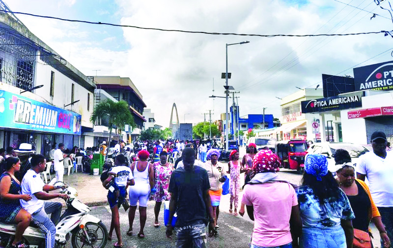 Cientos de católicos participaron ayer en los actos del Festival Gastronómico de la Yuca en la avenida Sacra, con motivo al Día de Nuestra Señora de la Altagracia.