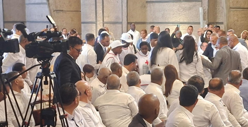 Miembros del Centro de Operaciones de Emergencias (COE) y la Cruz Roja acudieron al lugar para atender a Luis José y sacarlo al exterior del templo católico.