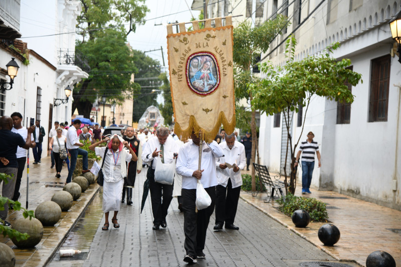 Fieles acompañan en procesión la imagen de Nuestra Señora de la Altagracia por las calles de la Zona Colonial, en una jornada marcada por la fe y la devoción.