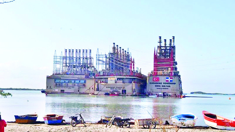 Barcaza instalada en Los Negros, Pueblo Viejo de Azua.