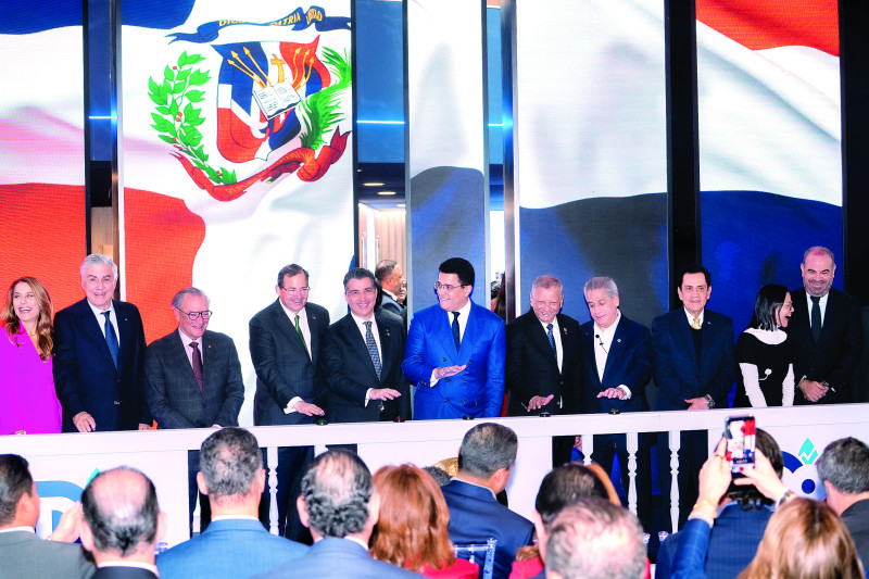 El ministro David Collado, junto a ejecutivos bancarios, dejó inaugurado el stand.
