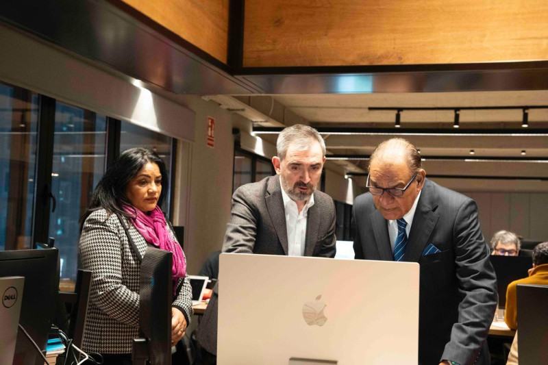La periodista Wendy Santana, el director de elDiario.es, Ignacio Escolar, y el director de Listín Diario, Miguel Frajul, observan una de las investigaciones del diario español.