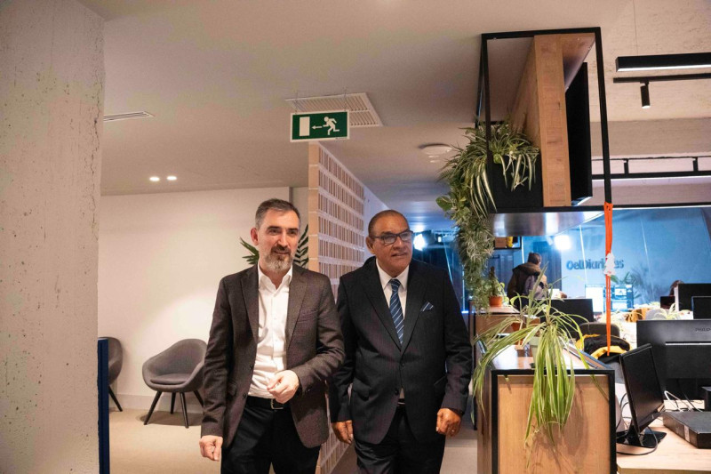 Miguel Franjul junto a Ignacio Escolar cuando llegaba a la redacción de elDiario.es.