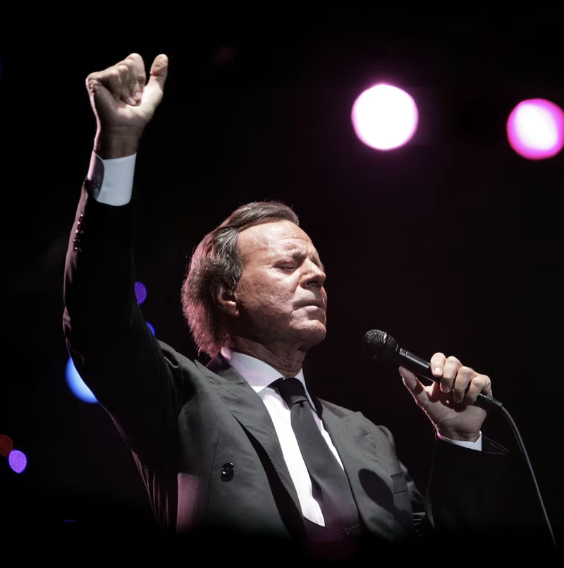 Julio Iglesias es el artista de lengua hispana con más ventas de producciones discográficas en todo el mundo y también el cantante con más grabaciones en diferentes idiomas.