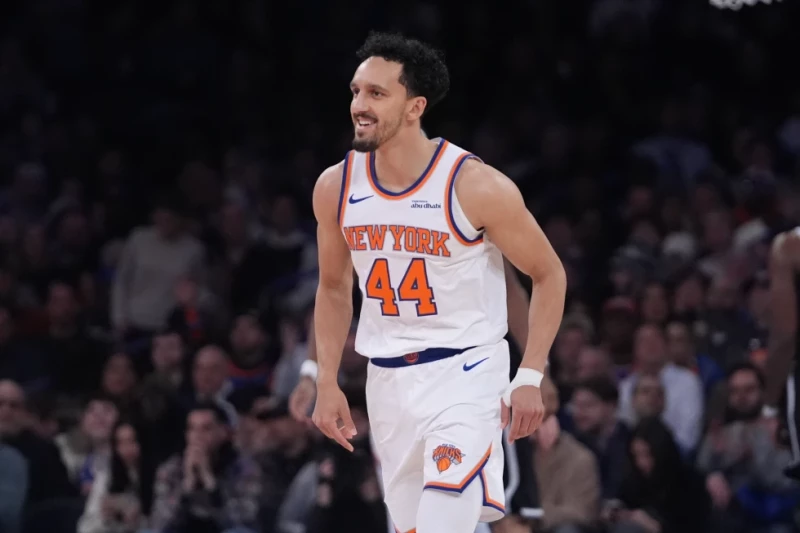 Landry Shamet, de los Knicks, sonríe luego de atinar un triple frente a los Nets, el 21 de enero de 2026.