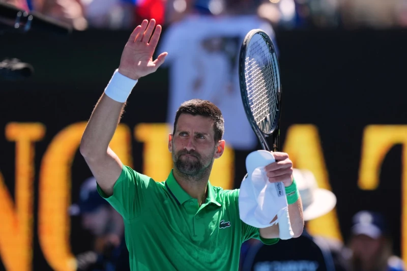 Novak Djokovic festeja su triunfo sobre Francesco Maestrelli en la segunda ronda del Abierto de Australia, el 22 de enero de 2026.