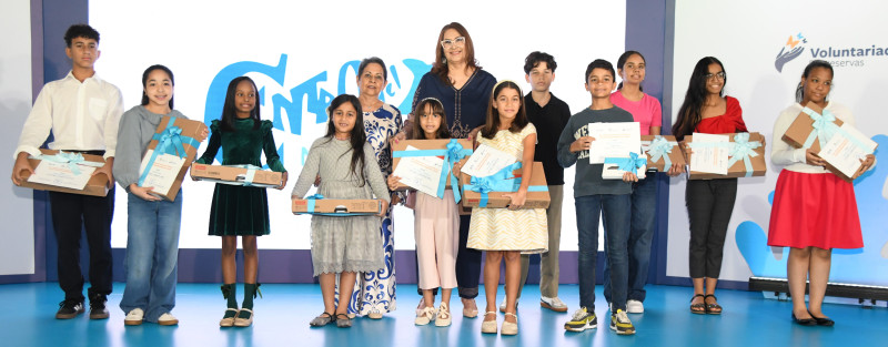 Ganadores de la 56. ª edición del Concurso de Pintura Infantil Nidia Serra, junto a Nancy de Menicucci, directora de la escuela de pintura.