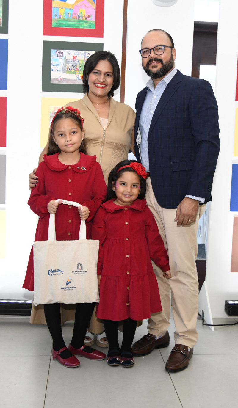 Milena Peralta, Celia Lavandier, Eduardo Peralta y Farah Peralta.