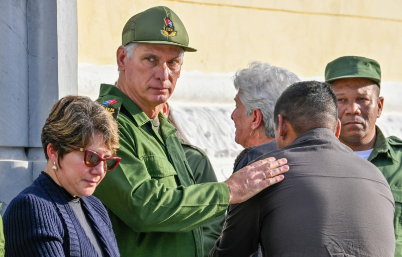 El presidente de Cuba, Miguel Díaz-Canel, consuela a los familiares de algunos de los 32 soldados cubanos muertos durante la incursión estadounidense en Venezuela durante su funeral en el cementerio de Colón de La Habana el 16 de enero de 2026.