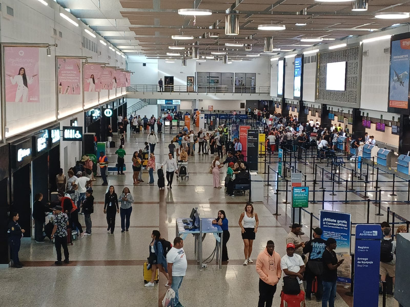 Pasajeros en el AILA.