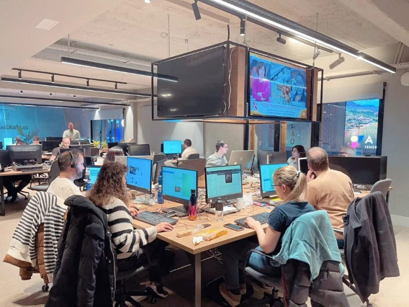 Periodistas trabajando en la sala de redacción de elDiario.es