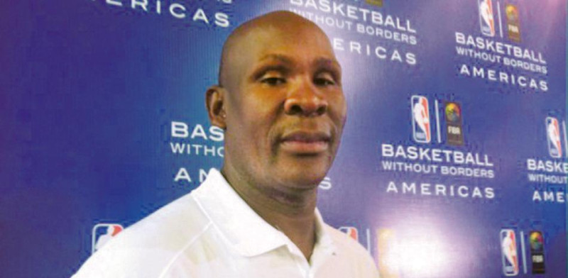 Tito Horford fue el primer dominicano que vio acción en el baloncesto de la NBA.