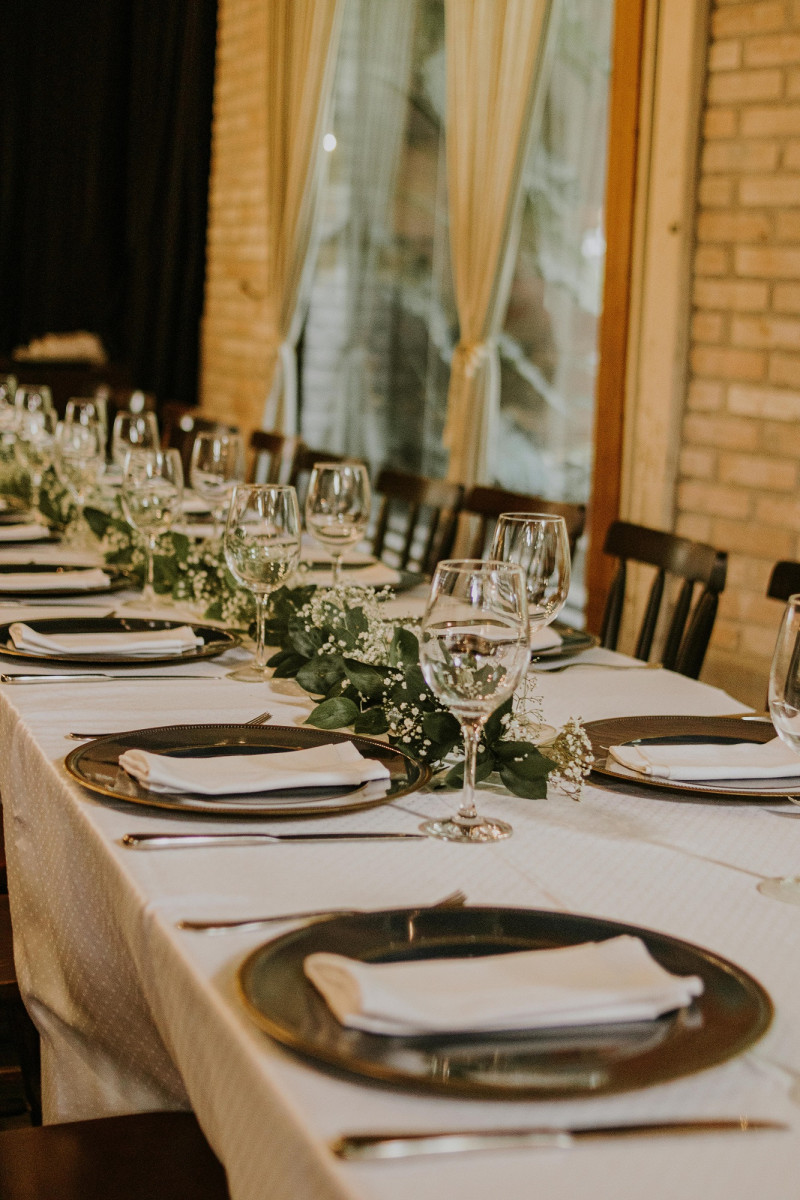Aunque en muchas ocasiones las vemos dobladas como abanico, bonete de Obispo o como una flor, en una mesa formal, solo se aceptan las tres formas antes mencionadas.