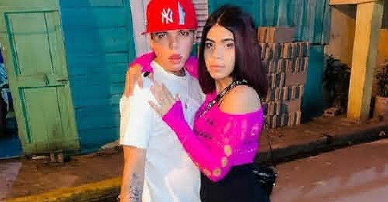 La víctima, Zenaida Muñoz, permanece ingresada en el hospital José María Cabral y Báez, donde fue sometida a una cirugía de emergencia tras recibir múltiples heridas con arma blanca.