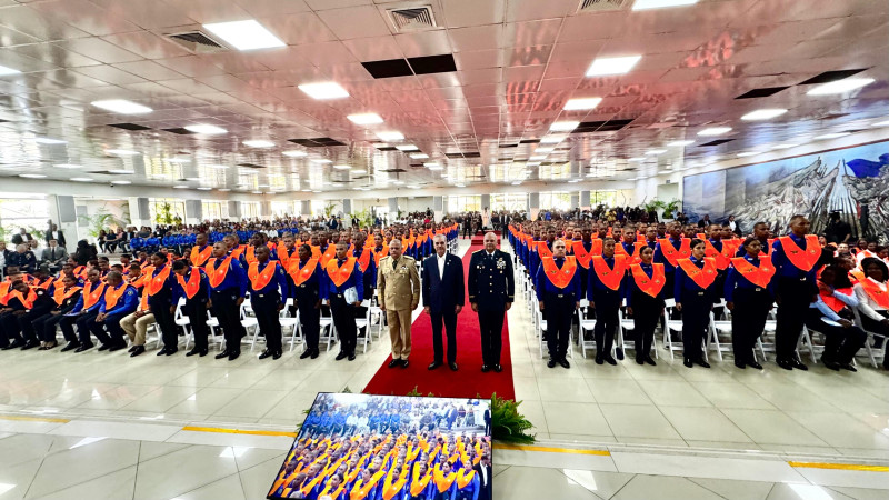 El presidente Abinader en el acto de graduación de la Trigésima Sexta Promoción del Curso de Instrucción Básica para el Personal de Seguridad de Aeropuertos, denominado “Eugenio María de Hostos”.
