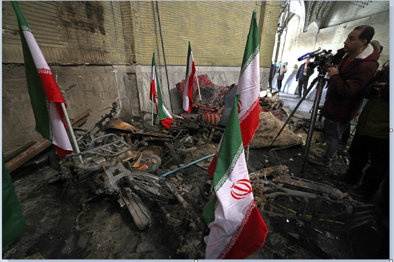 Esta fotografía, tomada durante una visita para medios extranjeros, muestra a representantes de medios visitando la mezquita de Al-Aqsa, dañada durante las recientes protestas públicas en Teherán el 21 de enero de 2026.