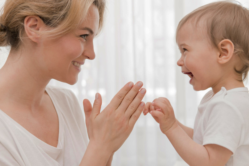 En vez de corregir a los pequeños cuando cometen errores al hablar, es preferible que los padres hablen con sus hijos y les animen a comunicarse. Foto: Freepik.