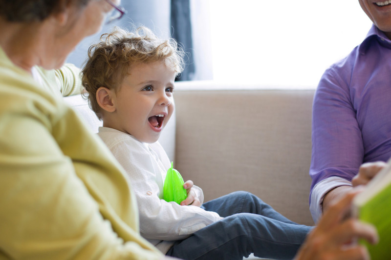 Cada vez que los adultos interactúan de forma natural con un niño, le están proporcionando información lingüística. Foto: katemangostar-Freepik.