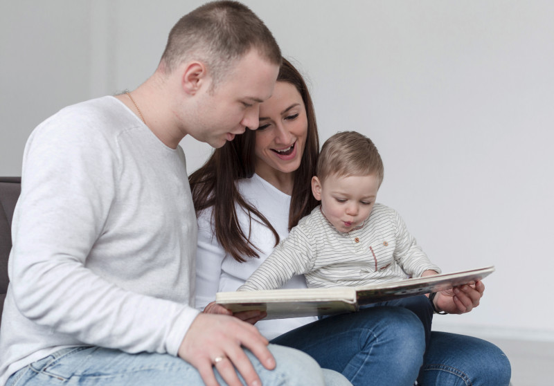 Distintos estudios demuestran que la interacción entre padres e hijos durante la lectura compartida es muy positiva. Foto: Freepik.