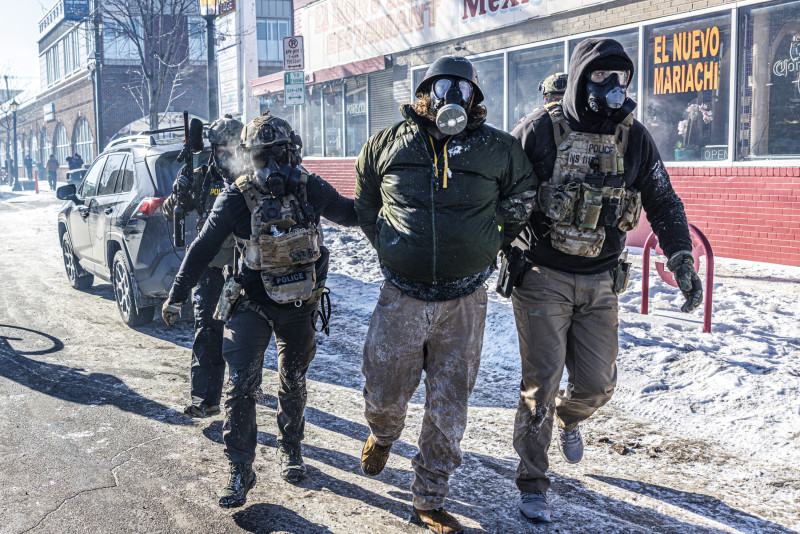 Agentes federales detienen a un manifestante en una calle comercial durante los enfrentamientos tras el tiroteo mortal de un manifestante ocurrido ese mismo día, el 24 de enero de 2026, en Minneapolis, Minnesota.