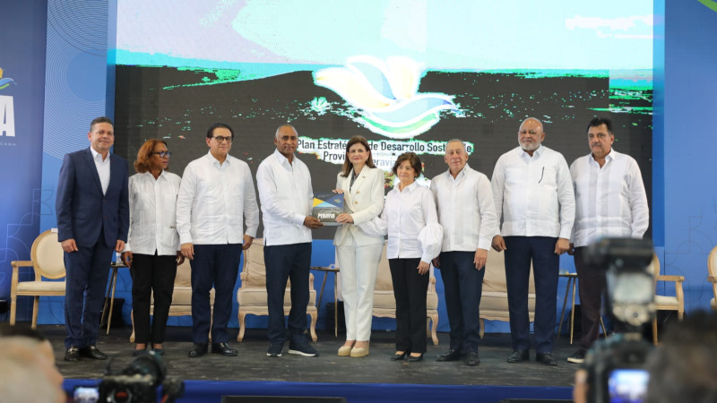 Autoridades en la presentación del Plan de Desarrollo Sostenible de la Provincia Peravia 2025–2055.