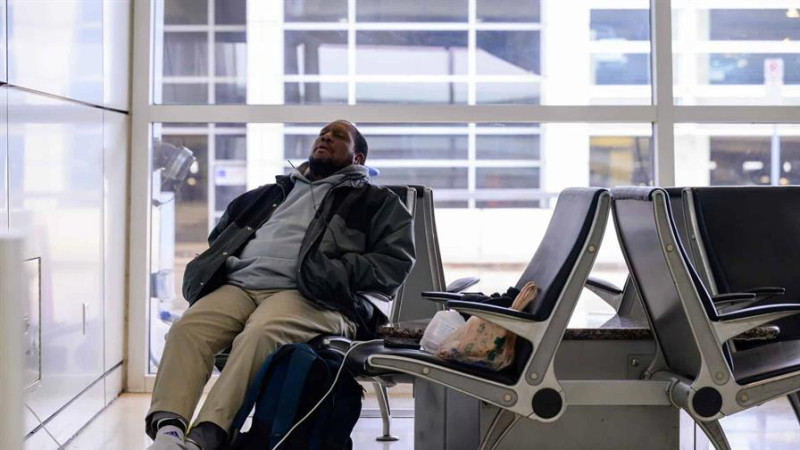 Un pasajero se quedó varado en el aeropuerto de Dallas, Texas, como consecuencia de la tormenta invernal en EE. UU.