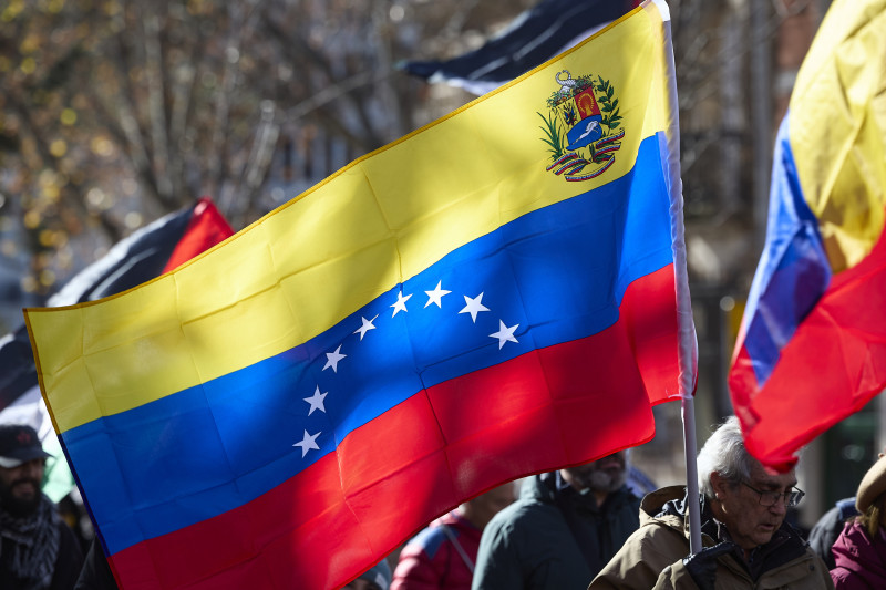 Manifestantes portan bandera de Venezuela durante una marcha antiimperialista, a 25 de enero de 2026, en Madrid (España), con el objetivo de expresar su “solidaridad al pueblo venezolano” y su “repulsa al imperialismo y sus agresiones”.