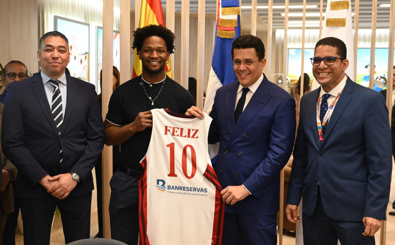 Andrés Feliz entrega a David Collado, ministro de Turismo la franela del equipo nacional de basket, junto a Junior Páez y Rafael Uribe, principales directivos de Fedombal.
...