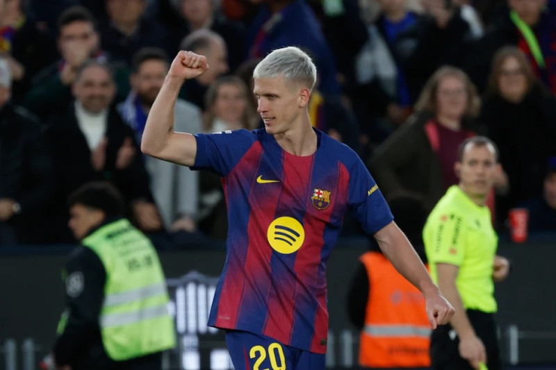 Dani Olmo del Barcelona celebra tras abrir el marcador en el encuentro ante el Real Oviedo