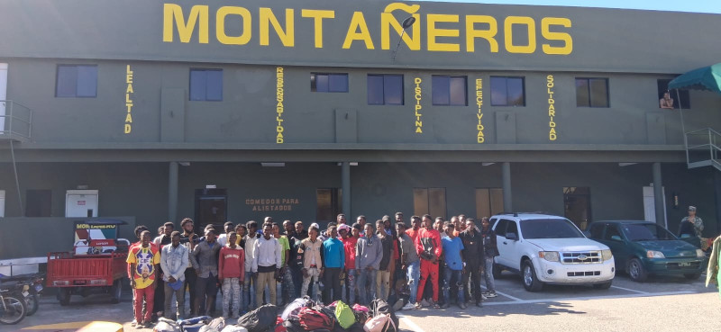 Nacionales haitianos ilegales detenidos en operativo migratorio.