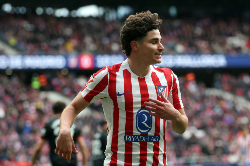 Julián Álvarez reacciona durante el partido de la liga española entre el Club Atlético de Madrid y el RCD Mallorca en el estadio Metropolitano de Madrid, el 25 de enero de 2026