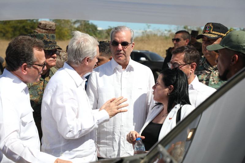 José Antonio Kast, hablando aquí con el presidente Abinader en la frontera, subrayó el enfoque integral del muro fronterizo que se levanta desde 2021 y combina infraestructura física, tecnología y presencia militar.