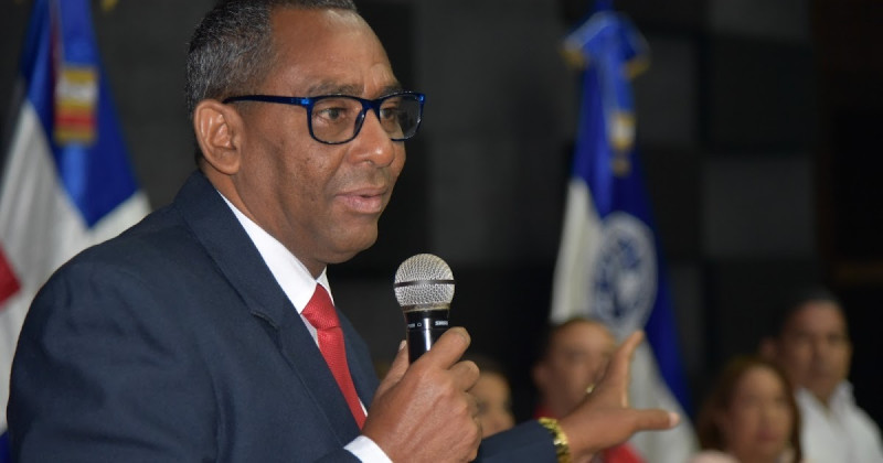 El director general de la Universidad Autónoma de Santo Domingo (UASD), en el Recinto Barahona, Maestro Manuel Antonio De La Cruz Fernández