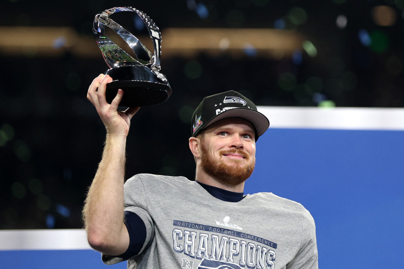 Sam Darnold celebra con el trofeo George Halas tras derrotar a los Los Ángeles Rams en el partido por el campeonato de la NFC en el Lumen Field el 25 de enero de 2026 en Seattle, Washington