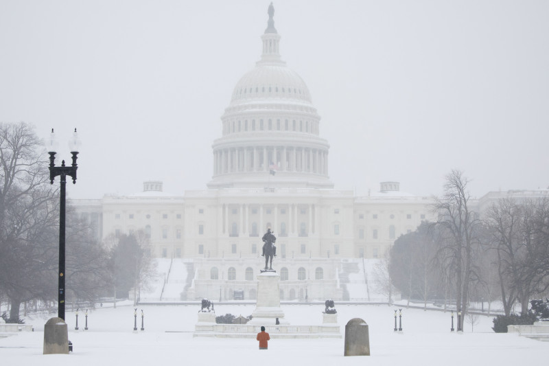 Vista del Capitolio de los Estados Unidos mientras nevaba en Washington, D.C., el 25 de enero de 2026.