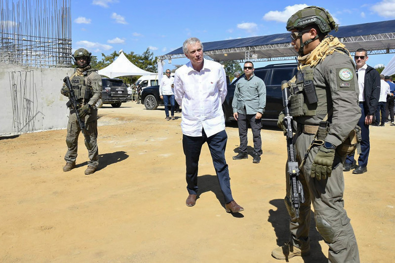 El presidente electo de Chile, José Antonio Kast, habla con un soldado dominicano durante una visita a la frontera con Haití en Dajabón, República Dominicana, el 25 de enero de 2026.
