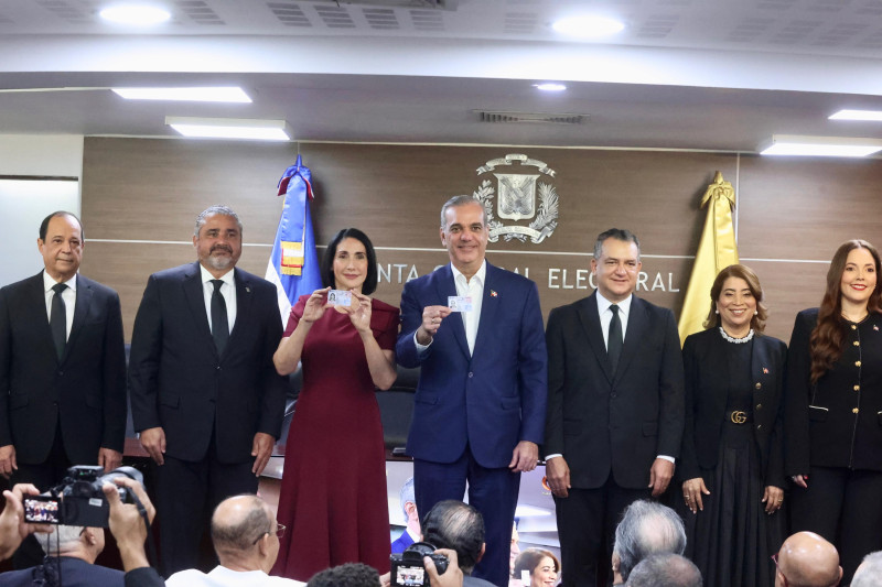 El presidente Luis Abinader y la primera dama fueron los primeros en recibir la nueva cédula