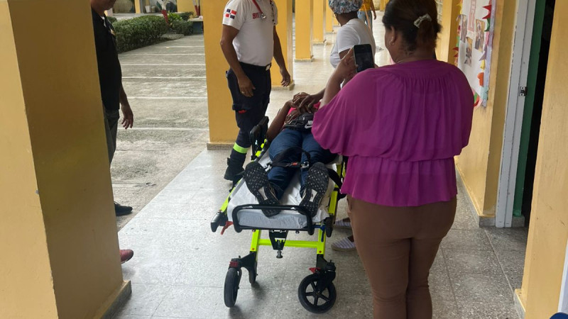 Archivo. Maestros, alumnos y personal de servicio recibieron atención por el 911 en San Francisco de Macorís