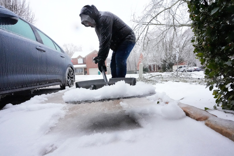 David Bentley remueve nieve frente a su cochera durante la tormenta invernal el domingo 25 de enero del 2026 en Nashville, Tennessee. (Foto AP/George Walker IV)