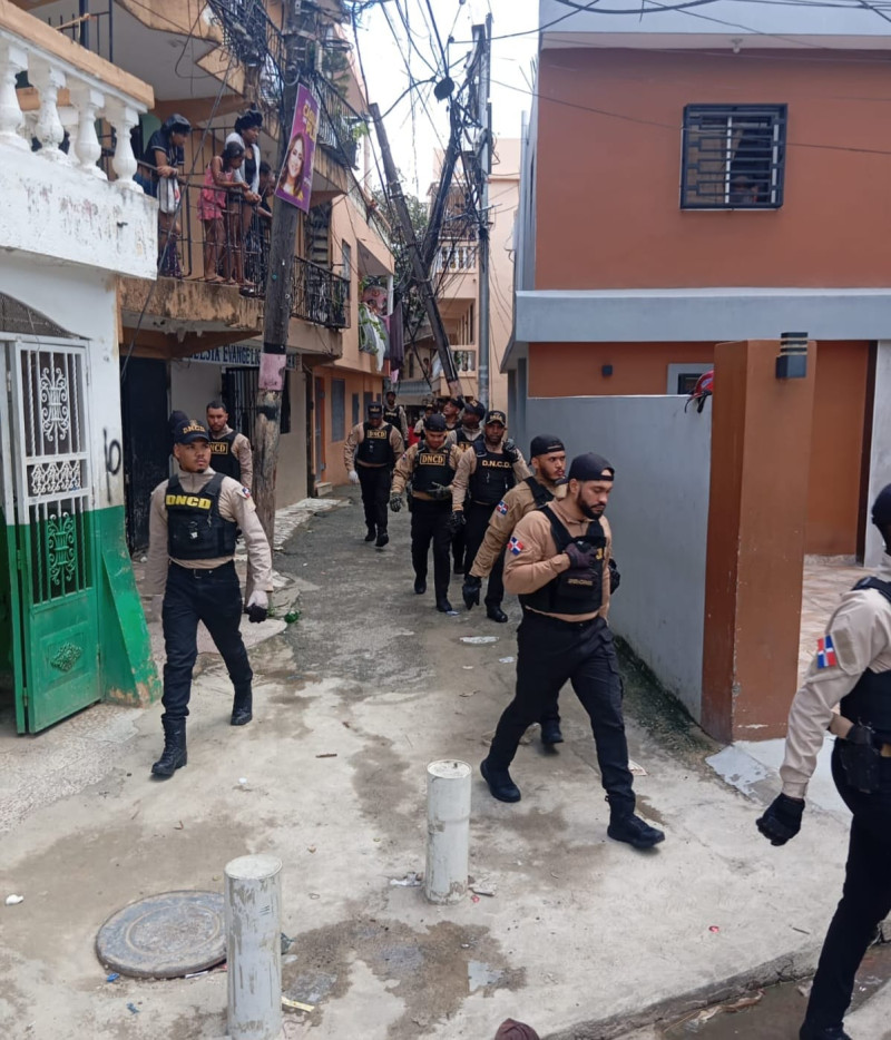 Miembros de la DNCD al momento del operativo.