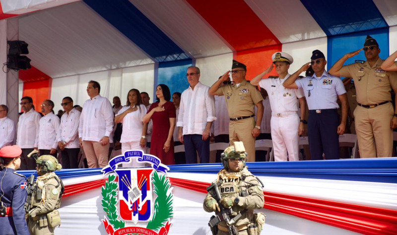 El presidente Luis Abinader y la primera dama Raquel Arbaje, junto a las autoridades civiles y militares que asistieron al acto.