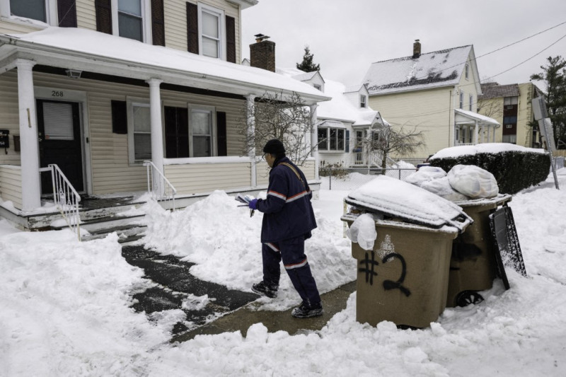 Una enorme tormenta invernal trajo consigo temperaturas gélidas, hielo y nieve a millones de estadounidenses en todo el país.