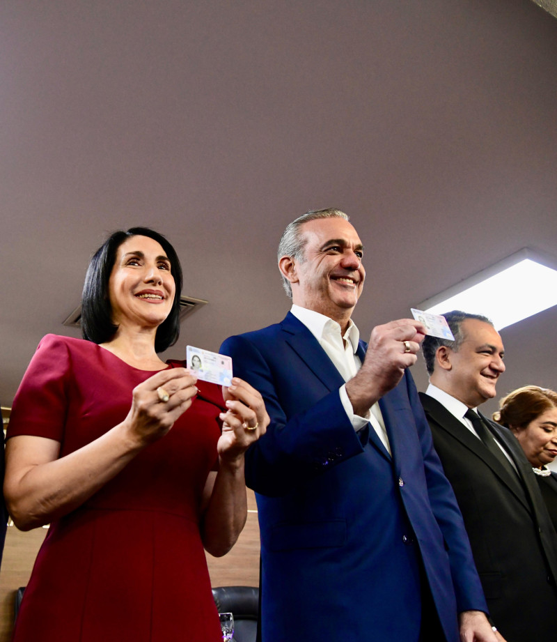 La pareja presidencial muestra sus nuevas cédulas, con el dato de casados