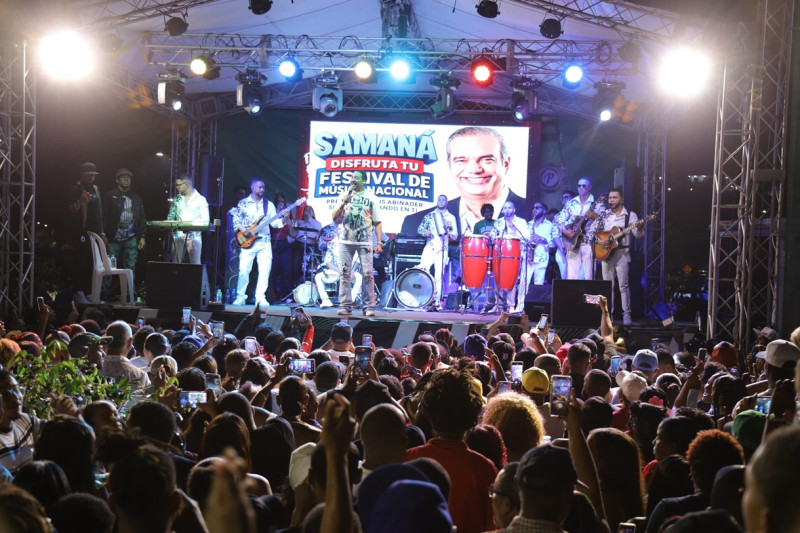 Frank Reyes en el escenario del Primer Festival Nacional Samaná 2026.