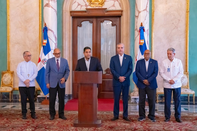 Los miembros de esta comisión son Persio Maldonado, José Joaquín Puello Herrera, Milton Ray Guevara, Luisín Mejía y el monseñor Héctor Rafael Rodríguez quienes fueron juramentados en el Palacio Nacional por el presidente Luis Abinader.
