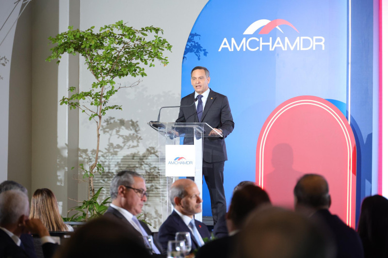 El magistrado Luis Henry Molina habla en el almuerzo  de la Cámara Americana de Comercio.