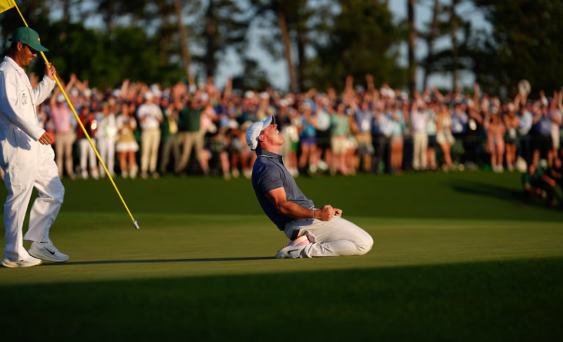 Rory McIlroy reacciona tras ganar en el primer hoyo de playoff ante Justin Rose y así obtener su elusivo Masters.